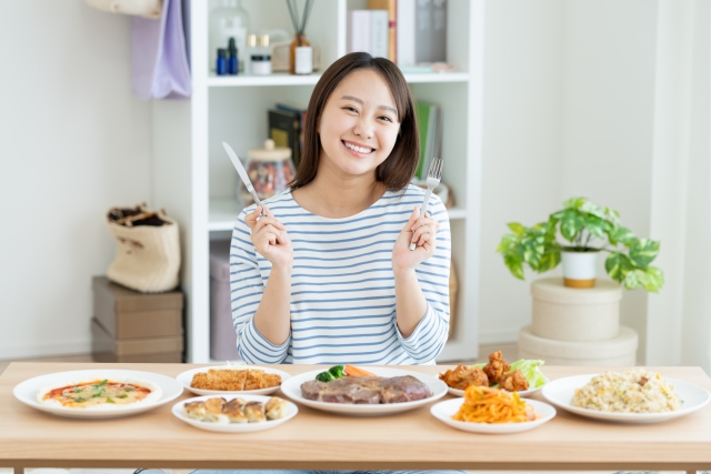 食事が楽しみな女性のイメージ